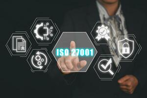 iso 27001 conceito, empresária mão tocante iso 27001 ícone em virtual tela. foto