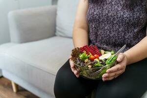 ásia excesso de peso mulher dieta peso perda comendo fresco fresco caseiro salada saudável comendo conceito obeso mulher com peso dieta estilo de vida. foto