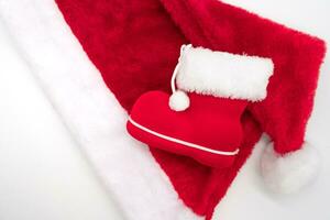 papai noel bota em santa claus vermelho chapéu isolado em branco fundo. Natal fundo. foto