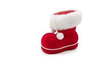 pequeno vermelho bota do santa claus com uma branco pele isolado em branco fundo. Natal temporada. foto