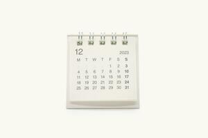 simples escrivaninha calendário para dezembro 2023 isolado em branco fundo. calendário conceito com cópia de espaço. foto