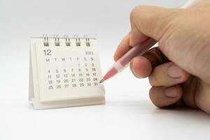 mês planejamento dentro a calendário. calendário prazo final. vermelho caneta para marcação data. compromisso calendário e caneta. foto