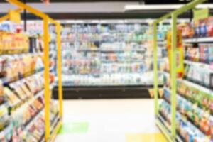 abstrato borrado supermercado corredor com colorida prateleiras dentro compras Shopping interior para fundo, borrado fundo e irreconhecível clientes Como fundo. foto