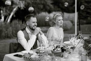 noite casamento jantar em família na floresta foto