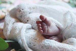pés de bebê em pano branco