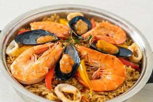 paella de frutos do mar com camarões, amêijoas, mexilhões com arroz de açafrão foto