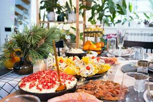 servindo uma festivo mesa com lanches, saladas e guloseimas fechar-se dentro a moderno interior do uma loft casa decorado para Natal e Novo ano. esperando para convidados para uma festivo jantar foto