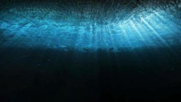 azul profundo subaquático com raios de sol brilhando na superfície do oceano foto