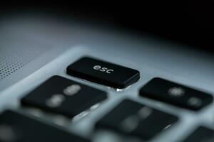 computador teclado com foco em a Esc botão, macro. Saída conceito foto