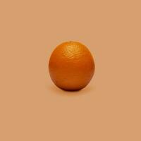 laranja fruta isolado em laranja fundo. a conceito do a benefícios do citrino frutas. foto