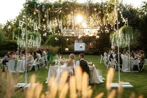 noite casamento jantar em família na floresta foto