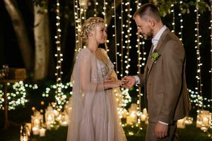 noite Casamento cerimônia do a recém-casados dentro uma país chalé foto