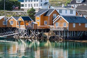 típica norueguês pescaria Vila com tradicional vermelho rorbu cabanas, rainha, lofoten ilhas, Noruega foto