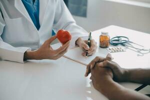 médicos Faz isto para a saúde do isto. tiro do uma maduro médico examinando dele paciente quem é preocupado sobre dele joelho. foto