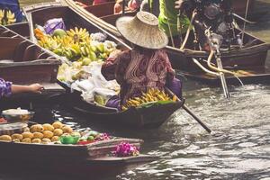 tradicional flutuando mercado dentro maldição Saduak perto Bangkok foto