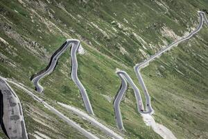 serpentina montanha estrada dentro italiano Alpes, Stelvio passar, passo dello Stelvio, Stelvio natural parque foto