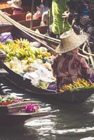 tradicional flutuando mercado dentro maldição Saduak perto Bangkok foto