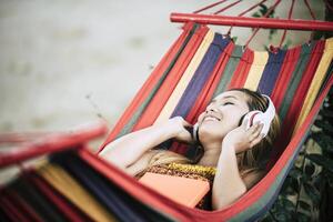 linda jovem feliz com fones de ouvido ouvindo música foto