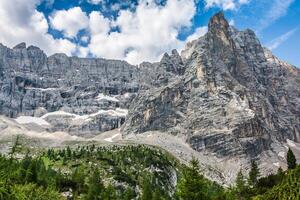 panorama do parque nacional e montanhas dolomiti em cortina d'ampezzo, norte da itália foto