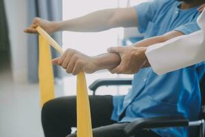 fisioterapeuta homem dando exercício com haltere tratamento sobre braço e ombro do atleta masculino paciente fisica terapia conceito foto