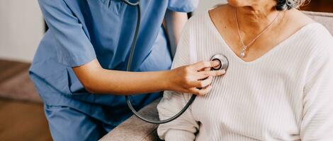 sério gp médico mostrando tábua tela para velho Anos 70 fêmea paciente, explicando eletrônico prescrição, médico triagem, exame resultado, dando consulta. mulher visitando praticante foto