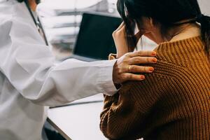 fêmea médicos mexe mãos com pacientes encorajando cada de outros para oferta amor, preocupação, e encorajamento enquanto verificação a pacientes saúde. conceito do remédio. foto