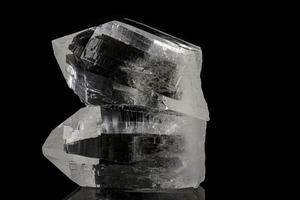 macro mineral pedra strass, Rocha cristal em uma Preto fundo foto