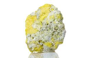 macro mineral pedra enxofre em uma branco fundo foto