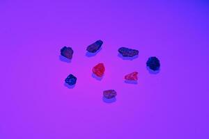 macro mineral pedra espinélio debaixo ultravioleta foto