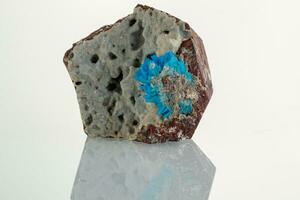 macro pedra mineral pentagonita em uma branco fundo foto
