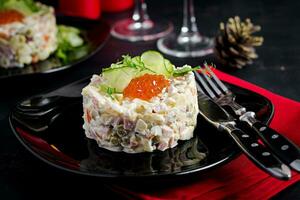 Natal mesa contexto. tradicional russo salada olivier. Novo ano salada. festivo salada. foto