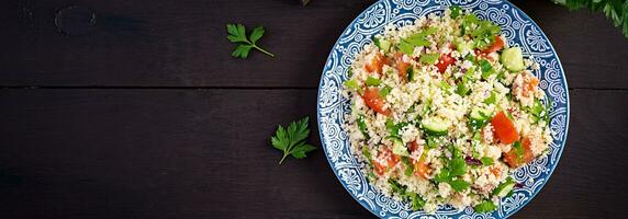 tradicional libanês salada tabule. cuscuz com salsinha, tomate, pepino, limão e Oliva óleo. meio Oriental cozinha. topo visualizar, bandeira foto