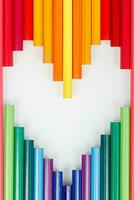 multicolorido lápis dentro a Formato do uma coração foto