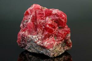 macro mineral pedra rodocrosita em uma Preto fundo foto