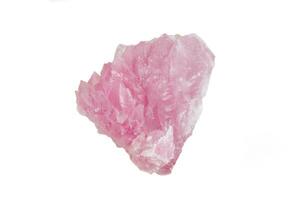 macro mineral pedra rosa quartzo em branco fundo foto