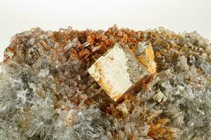 macro mineral pedra quartzo pirita em uma branco fundo foto