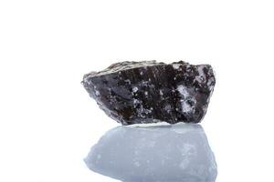 macro mineral pedra obsidiana em uma branco fundo foto
