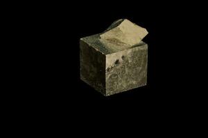 pirita de pedra mineral macro em um fundo preto foto