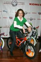 patrícia Heaton com bicicletas para estar dado longe às a 14º anual Natal dentro a cidade doar às a galen Centro às usc dentro los angeles ca em dezembro 21 2008 foto