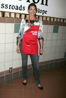 cindy Crawford às a la missão ação de graças alimentando do a sem teto dentro los angeles ca novembro 26 2008 foto