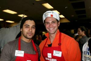 wilmer valderamma Brandon barash às a la missão ação de graças alimentando do a sem teto dentro los angeles ca novembro 26 2008 foto