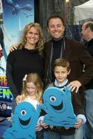 Chris harrison família A chegar às a los angeles pré estreia do monstros vs alienígenas às Gibson anfiteatro dentro universal cidade ca em marcha 22 2009 foto