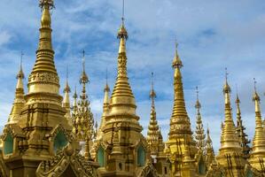 exterior do a Shwedagon pagode uma dourado pagode dentro yangon, Rangun, Mianmar, Ásia foto