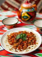 a oriental prato guiru Lagman é caseiro Macarrão frito com carne, legumes e ervas. Oriental cozinha foto