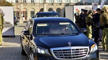 Varsóvia, Polônia. 24 Outubro 2023. polonês prime ministro Mateus Morawiecki carreata folhas a presidencial Palácio. foto