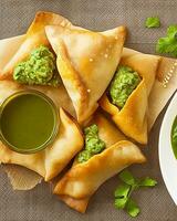 ai gerado delicioso frango samosa com verde Pimenta SOS e seco Pimenta SOS livre foto