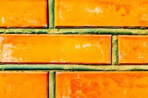 textura de uma parede de tijolos com rachaduras e arranhões foto