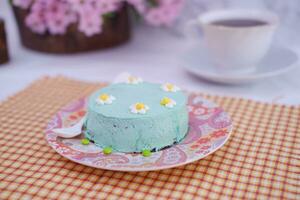 verde chá mousse bolo com copo do café em a mesa. foto