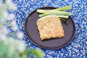 martabak telor ou martabak telor. salgados fritos recheados com ovo, carne e especiarias. foto