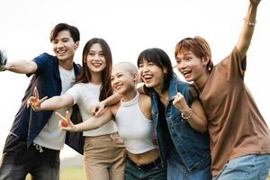 imagem do uma grupo do jovem ásia pessoas rindo alegremente juntos foto